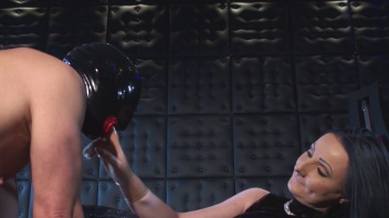 Die Sklaveneier langgezogen und einen dicken Gummischwanz im Maul Screencap 24 on www.sinx.com