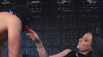 Die Sklaveneier langgezogen und einen dicken Gummischwanz im Maul Screencap 25 on www.sinx.com