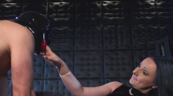 Die Sklaveneier langgezogen und einen dicken Gummischwanz im Maul Screencap 26 on www.sinx.com