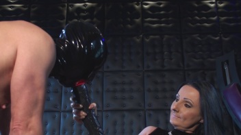 Die Sklaveneier langgezogen und einen dicken Gummischwanz im Maul Screencap 3 on www.sinx.com