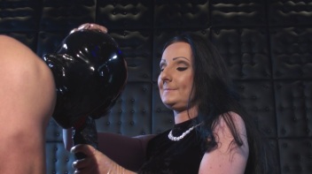 Die Sklaveneier langgezogen und einen dicken Gummischwanz im Maul Screencap 45 on www.sinx.com