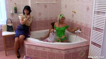 Champagne Bathtime Screencap 68 on www.sinx.com