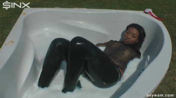 Ebony Hottie Bathes in Creamy Milk Screencap 26 on www.sinx.com