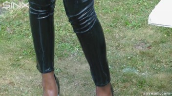 Ebony Hottie Bathes in Creamy Milk Screencap 39 on www.sinx.com