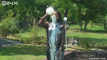 Ebony Hottie Bathes in Creamy Milk Screencap 8 on www.sinx.com