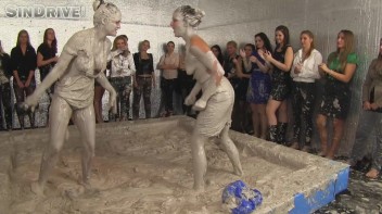 Muddy Wrestling: Nicole Vice vs. Valentina Ross Screencap 51 on www.sinx.com