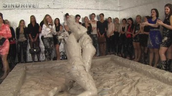 Muddy Wrestling: Nicole Vice vs. Valentina Ross Screencap 59 on www.sinx.com