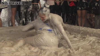 Muddy Wrestling: Nicole Vice vs. Valentina Ross Screencap 36 on www.sinx.com