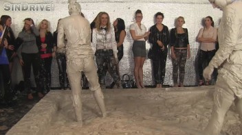 Muddy Wrestling: Nicole Vice vs. Valentina Ross Screencap 44 on www.sinx.com