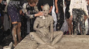 Muddy Wrestling: Nicole Vice vs. Valentina Ross Screencap 45 on www.sinx.com