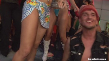 Bikini Beach Balls Part 5 - Cam 1 Screencap 51 on www.sinx.com