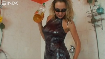 Wet And Messy Oil Play For Hot Blonde Screencap 15 on www.sinx.com
