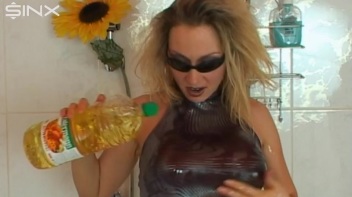 Wet And Messy Oil Play For Hot Blonde Screencap 2 on www.sinx.com