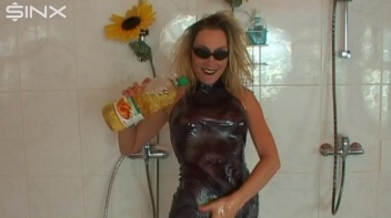 Wet And Messy Oil Play For Hot Blonde Screencap 4 on www.sinx.com