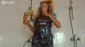 Wet And Messy Oil Play For Hot Blonde Screencap 5 on www.sinx.com