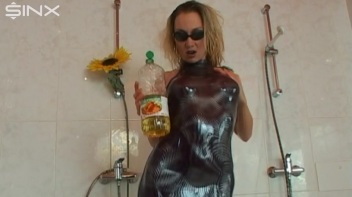 Wet And Messy Oil Play For Hot Blonde Screencap 12 on www.sinx.com