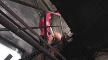Mit dem XL Strapon auf der Treppe gefickt Screencap 43 on www.sinx.com