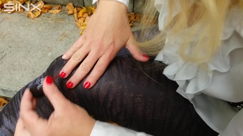 Blonde Babe Paints Her Nails Screencap 43 on www.sinx.com