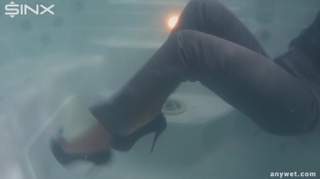 Fully Clothed Hot Tub Hotness Screencap 61 on www.sinx.com