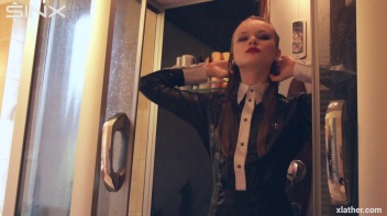 Coy Cuties Sexy Sudsy Shower Screencap 6 on www.sinx.com