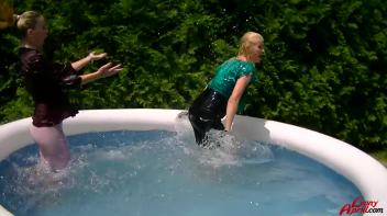 Leony vs. Kate: Wetlook Catfight! Screencap 10 on www.sinx.com
