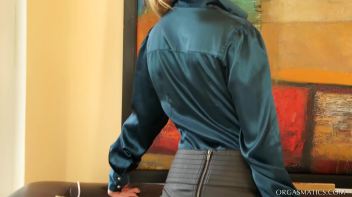 High Society Bitch Vibro-Fucks Her Frustration Out Screencap 2 on www.sinx.com