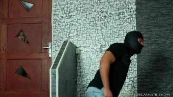 Thieves Hit Orgasmatic Payday! Screencap 1 on www.sinx.com