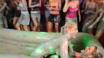 Mudslinging Eurobabes Screencap 32 on www.sinx.com