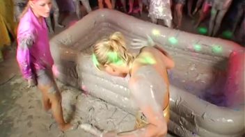 Mudslinging Eurobabes Screencap 6 on www.sinx.com